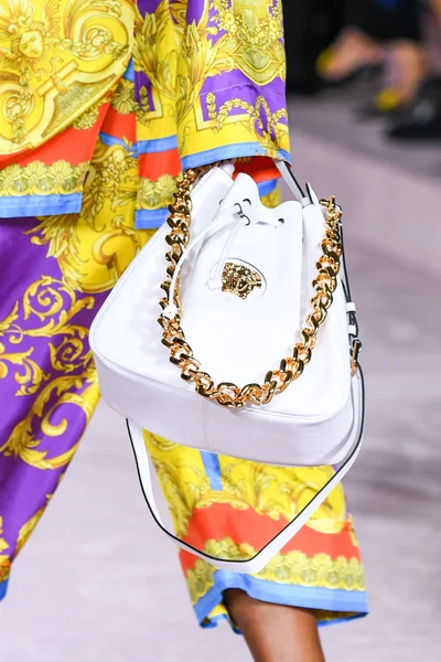 Look 16